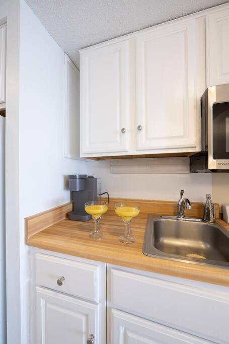 Royal Retreat-Amazing View-King Bed-1 Bedroom-Full Kitchen-Free Parking-Self Check-In 미를 비치 외부 사진