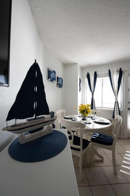 Royal Retreat-Amazing View-King Bed-1 Bedroom-Full Kitchen-Free Parking-Self Check-In 미를 비치 외부 사진